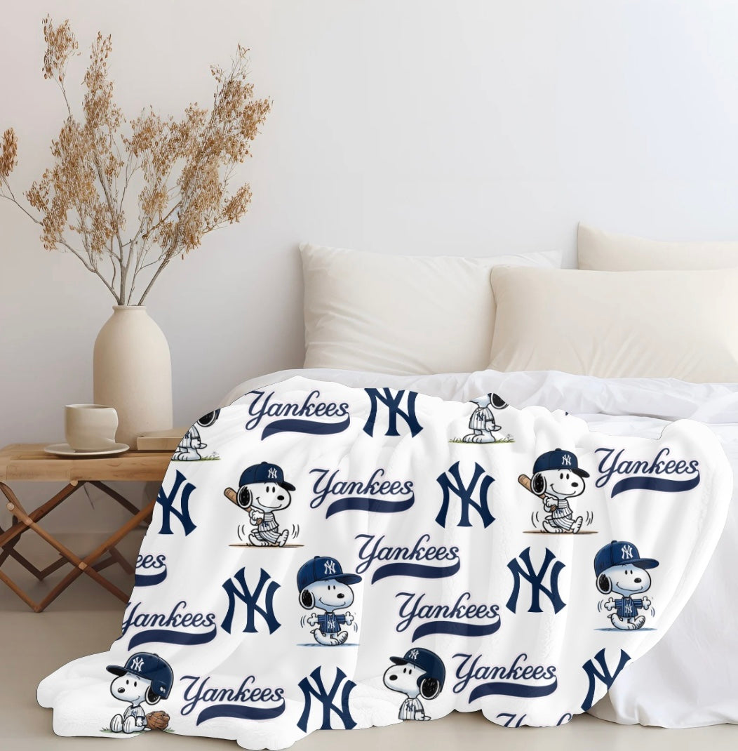 Snoopy X Yankees Plush Blanket